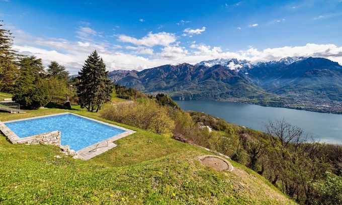Civenna Apartment | Apartment ‘Secluded Colorful Apt in Villa’ with Lake View, Wi-Fi, Terrace & Shared Pool