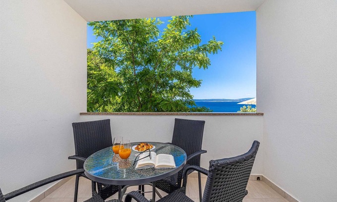 Batomalj Apartment | Apartment STARA BAŠKA near the sea