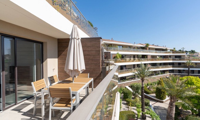 Le Cres Apartment | Apartment 'T2 Muses' with Private Terrace, Wi-Fi and Air Conditioning