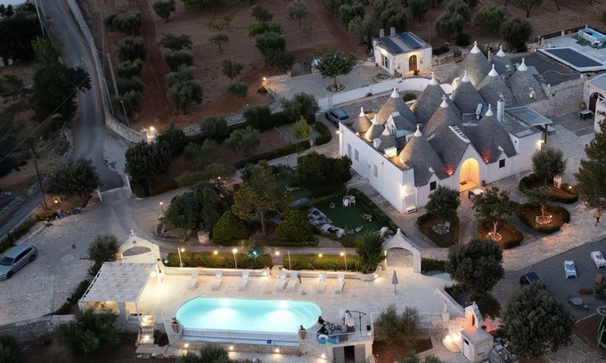 Specchiaruzzo Apartment | Apartment 'Trullo Degli Anelli In Masseria' with Shared Pool, Wi-Fi and Air Conditioning