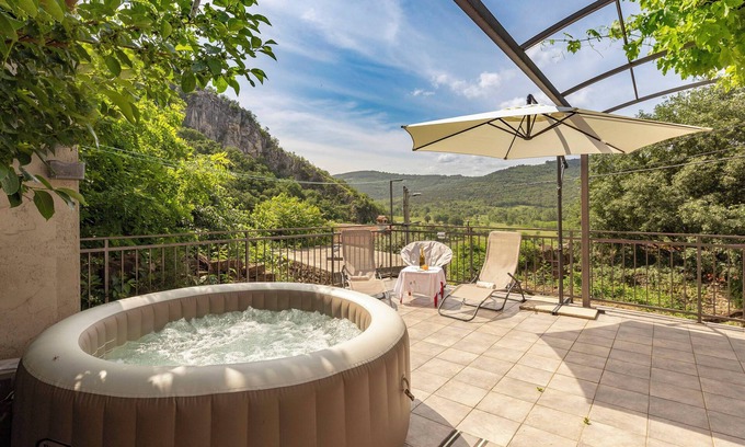 Koper Apartment | Apartment under the rock in Ospnn