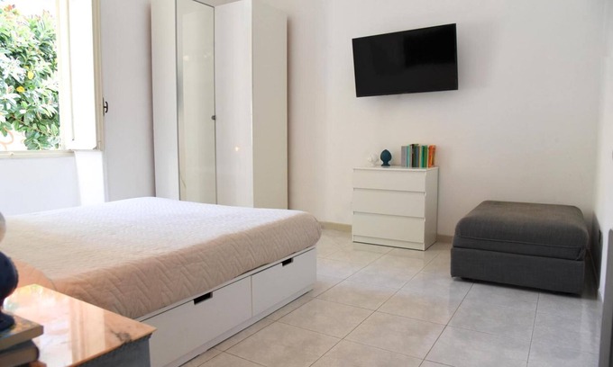 Lecce Apartment | Apartment 'Viabalduini2' with Wi-Fi and Air Conditioning