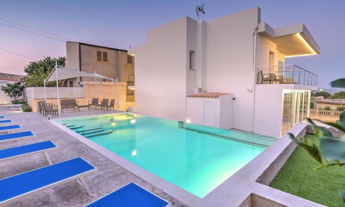 Marina di Ragusa Apartment | Apartment "Villa Vani - Appartamento 1" with Sea View, Pool, Terrace & Wi-Fi