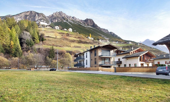 Valdidentro Apartment | Apartment "Violet a due passi da Bormio" with Mountain View, Private Balcony & Wi-Fi