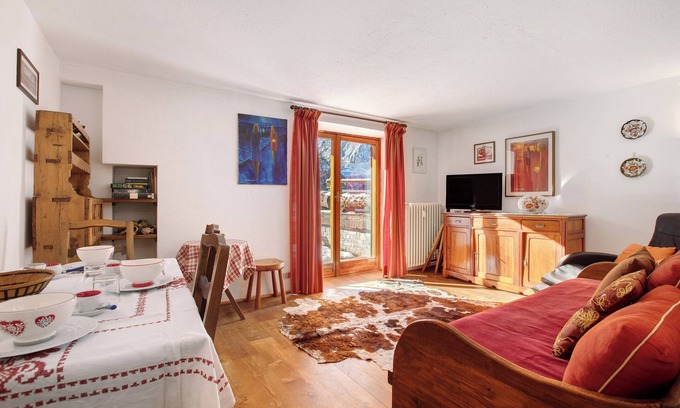 La Palud Apartment | Apartment 'Vista Monte Bianco' with Mountain View and Private Garden