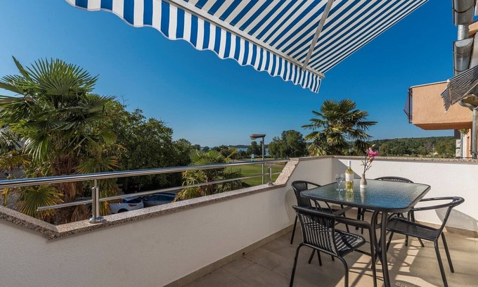 Funtana Apartment | Apartment Vitas III with balcony and sea view