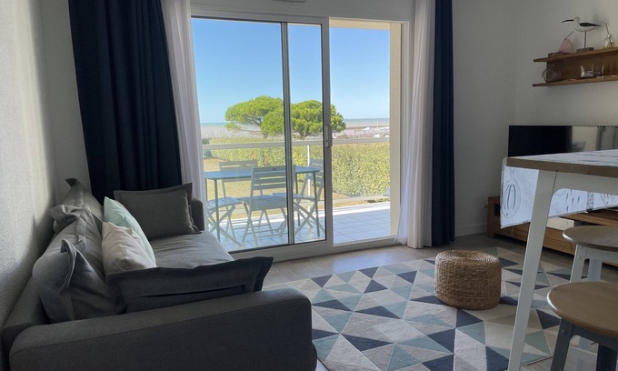 Quartier des Boucholeurs Apartment | Apartment with balcony and sea view