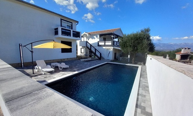 Podgradina Apartment | Apartment with a pool, mountainview, near the sea!