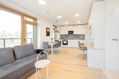 Business District Apartment | Apartment with balcony and castle view by URBAN RENT