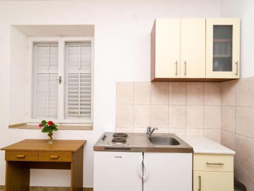 Pomena Apartment | Apartment with balcony and sea view