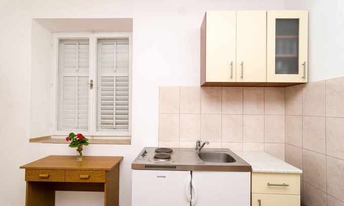 Pomena Apartment | Apartment with balcony and sea view