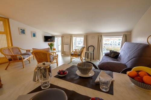 Saint-Martin-de-Re Apartment | Apartment with 3 windows overlooking the port of St Martin de Ré