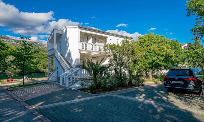 Seline Condo | Apartment with garden near the beach