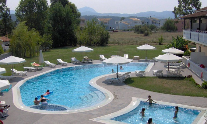 Esperion Apartment | Apartment with pool - 5 min from the beach!