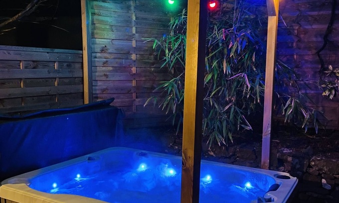 La Crau Apartment | Apartment with private outdoor spa
