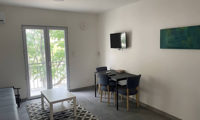 Poussan Apartment | Apartment with private terrace on the edge of the Thau lagoon