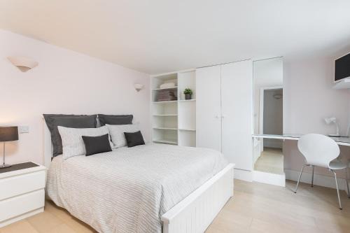 Oval Apartment | Apartment with Private PATIO, and PARK across the road