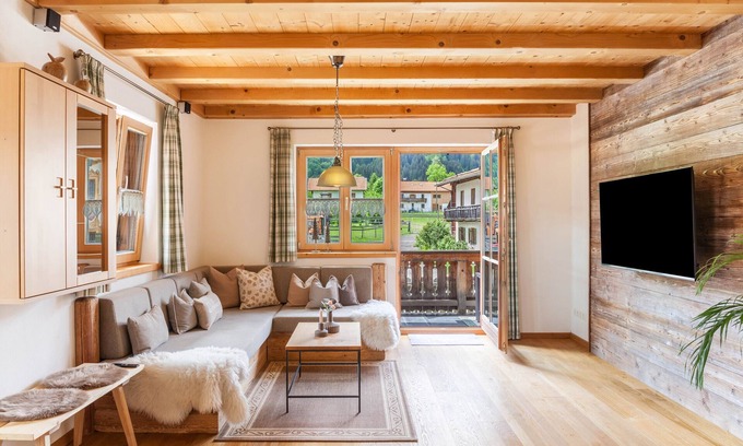 Unterammergau Apartment | Apartment 'Wohnung Grün - Ferienhaus Ammergau' with Mountain View and Wi-Fi