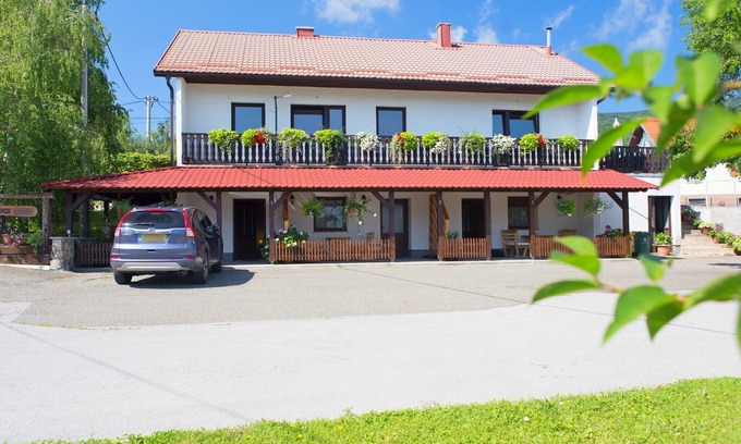 Korenica Apartment | Apartments Milan, (16064), Korenica, hr