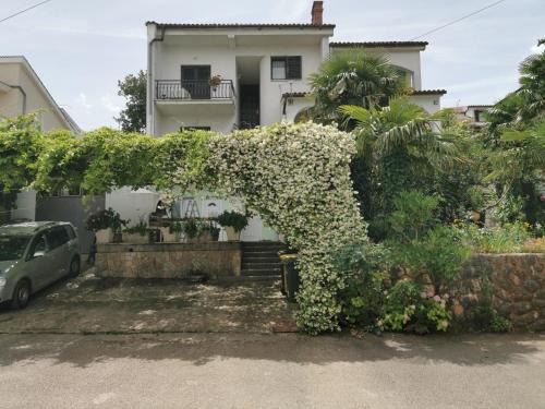 Njivice Apartment | Apartments with parking space Njivice, Krk - 5476