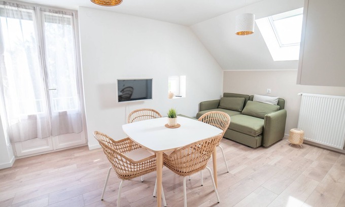 Lons-le-Saunier Apartment | App* 2/4 pers "Nature", air-conditioned with garden