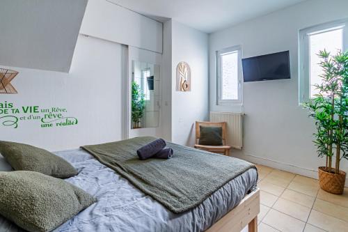Saint-Cyr-l'Ecole Apartment | Appart'Hotel NuiteeJour Versailles Saint Cyr l'Ecole