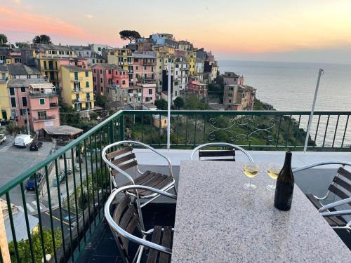 Corniglia Apartment | Appartamento Isola - In the center with Terrace - sea view & AC