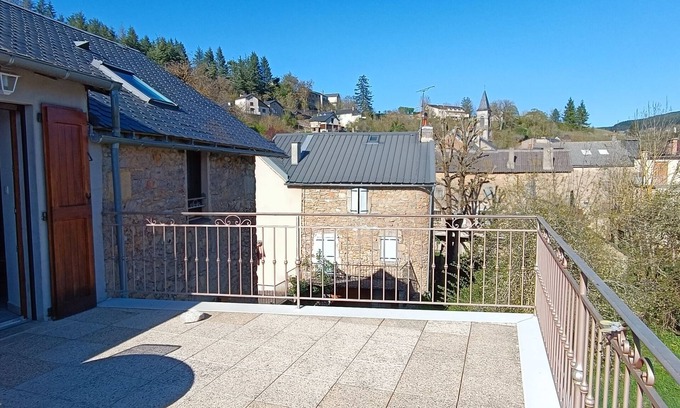 Lanuejols Apartment | Appartement , Dans une Ancienne Maison de Village Rénovée, Avec une Terrasse