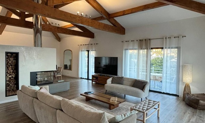 Miomo Apartment | Appartement de Prestige Idéalement Situé au Bord de L'eau Avec Grande Terrasse