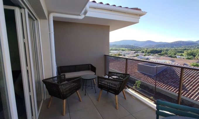 Cogolin Apartment | Appartement spacieux, lumineux, terrasse, mer 15'.