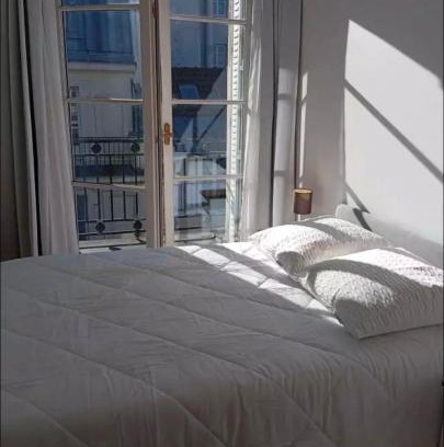 8th Arrondissement Apartment | Appartements 1BR Ponthieu Champs Elysées