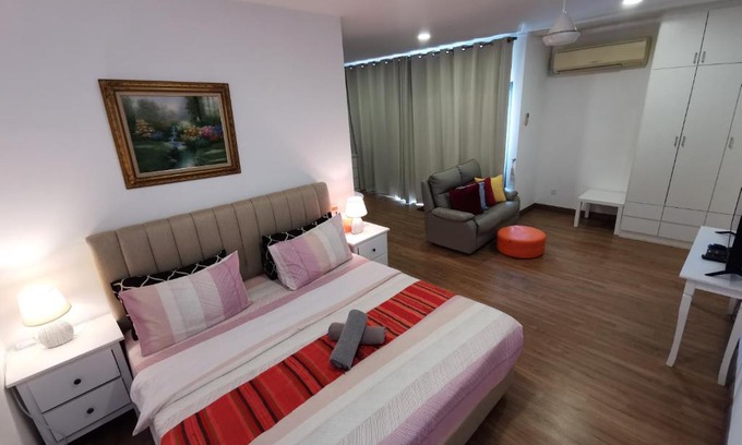 Seri Kembangan Apartment | Apple 4@Menara Simfoni/King Bed/Wifi/Netflix/TVBOX