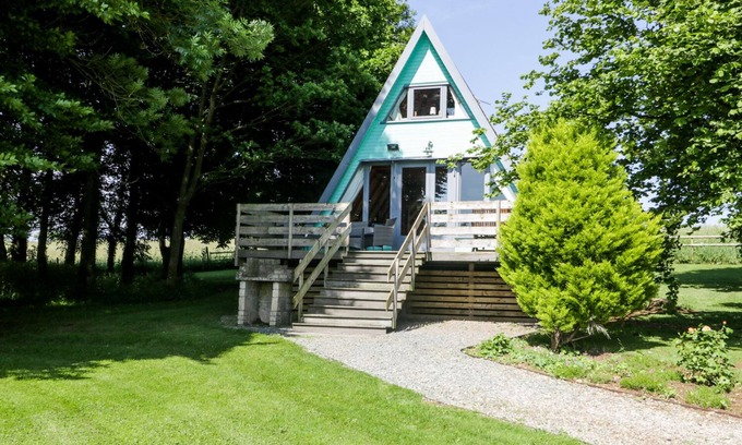 Corton Cottage | APPLE TREE LODGE, pet friendly, with a garden in Gillingham