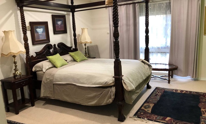 Melton West House | Aprtment in large home w/parking close to hiking trails/swimpool/shopping mall