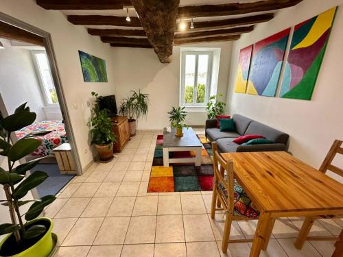 Doue-la-Fontaine Apartment | APT Iere ETAGE PARKING PRIVE AVEC GARAGE MOTO VELO