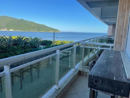 Acores Apartment | Apt Pé na Areia Floripa - Praia dos Açores - Churrasqueira na Varanda e Piscina