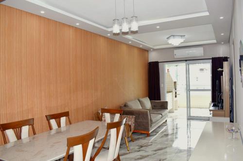 Guilhermina Apartment | Apto Confortável e Reformado a 200m da Praia da Guilhermina - 2 Vagas, WiFi e Roupas de Cama Inclusas!