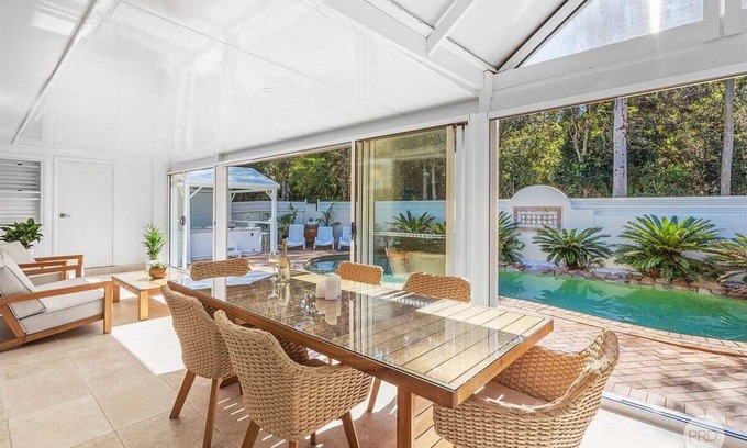Corlette House | Aquablue Holiday Home - Hot Spa 10 Person & Pool - 2m Walk to Beaches