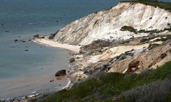 Aquinnah Condo | Aquinnah condo at cliffs, walk to beach!