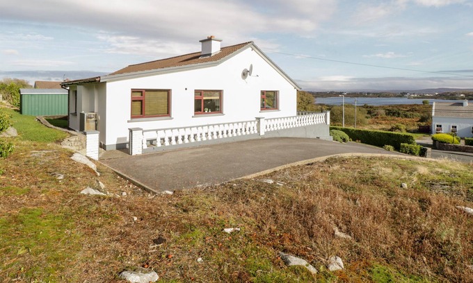 Carraroe Cottage | ARAS IOSGAN, family friendly in Carraroe, County Galway