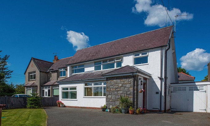 Nefyn House | Araul - a bright, airy house, 5 mins from the beautiful beach with large garden