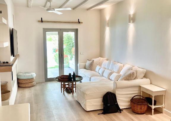 Malakonta Villa | Architect designed house with pool and private beach