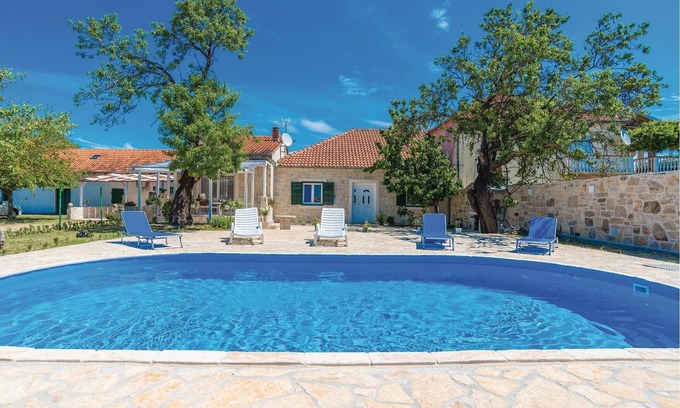 Sopot House | Are you dreaming of relaxing days by the pool while looking at pretty, old trees? Then this great, f