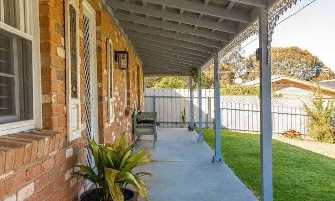 McCracken House | Aroha Cottage Pet friendly, Wifi