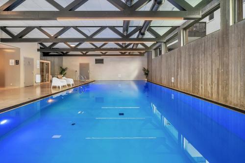 Ny Hellesund Apartment | Åros Seaside Apartment with Pool, Jacuzzi & Sauna