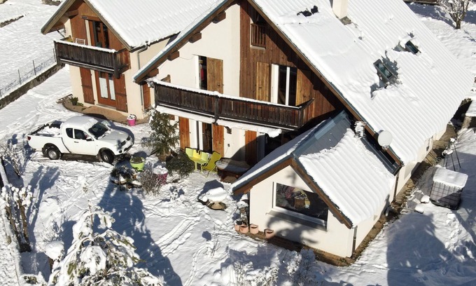 Villard-de-Lans Ski Chalet | Art and ski, an artist and a ski instructor welcome you in their chalet