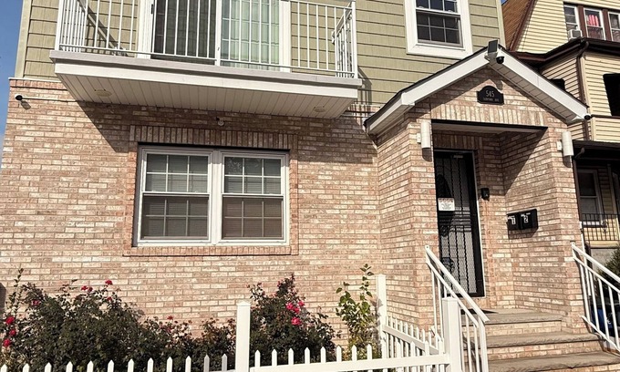 Lower Vailsburg Apartment | Art Gallery Home with 2-bedroom & dedicated Game-room.