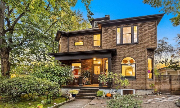 Buckman Neighborhood Apartment | Artistic Victorian Gem in a Trendy neighborhood