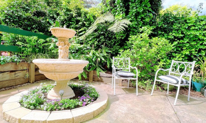 Olinda House | Artists Home- Sauna, Spa, Fireplace, Netflix, 1 Minute Walk to Main Shops