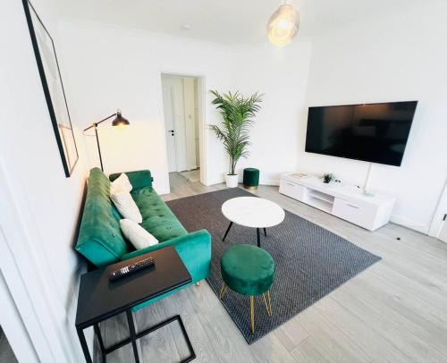 Enfield Highway Apartment | Artlounge-2 Bed Garden Free Parking